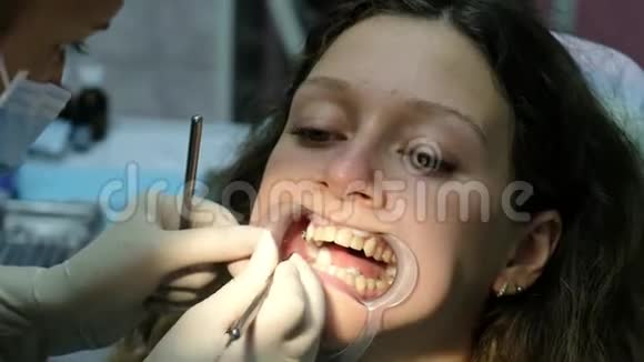 金属支架特写安装固定去看牙医矫正牙颌畸形视频的预览图