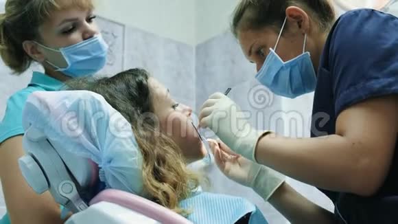 去看牙医与正畸医生协商安装牙套和纠正错误视频的预览图