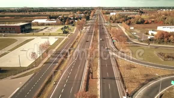 高速公路和秋景空中拍摄视频的预览图