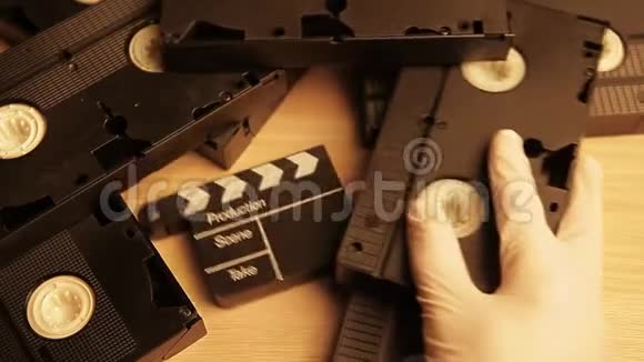 VHS盒式木桌手高清镜头视频的预览图