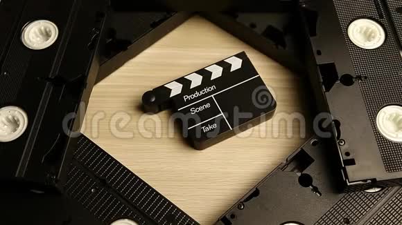 VHS盒式木桌手高清镜头视频的预览图