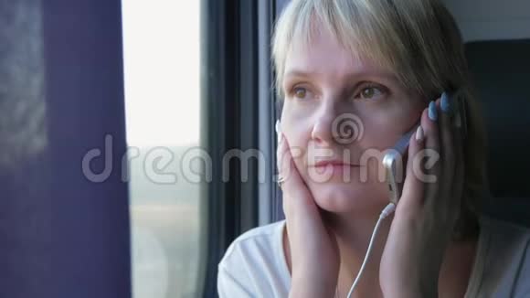 年轻女子通过电话沟通乘火车总是联系商业女性的概念视频的预览图