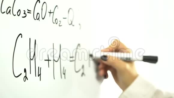 化学和数学方程式上墙视频的预览图