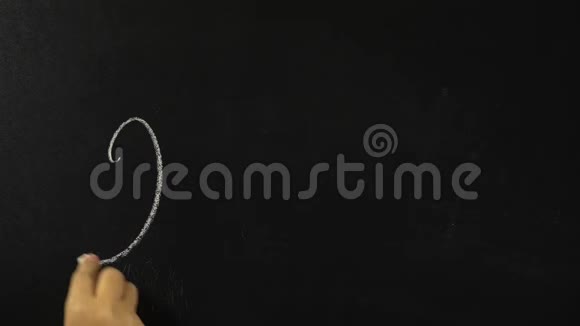 用粉笔在黑板上书写数学方程式二加二等于四视频的预览图