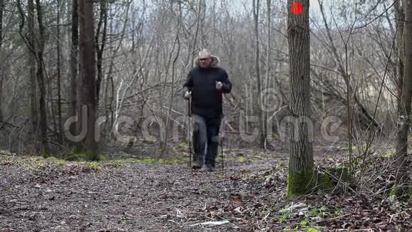 腿疼的徒步旅行者视频的预览图