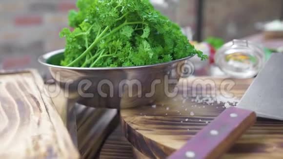 新鲜的绿色植物和草本植物烹饪蔬菜沙拉的木制背景厨房餐桌上的生蔬菜成分视频的预览图