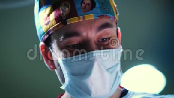 现代手术室聚焦集中外科手术的画像外科医生缝合视频的预览图