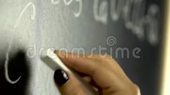 化学元素的公式写在黑板上关门视频的预览图