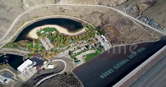 博伊斯河水电站大坝与公共公园秋色盛开视频的预览图