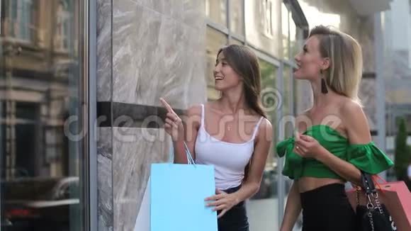 两个漂亮女孩在街上自拍两个女孩在购物视频的预览图