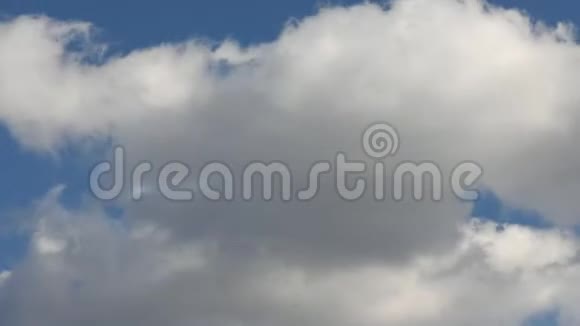 时间流逝的云滚滚的蓬松的云在移动白光云的时间流逝超高清晴云视频的预览图