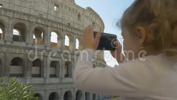 一个孩子拍了一张罗马景点的照片视频的预览图