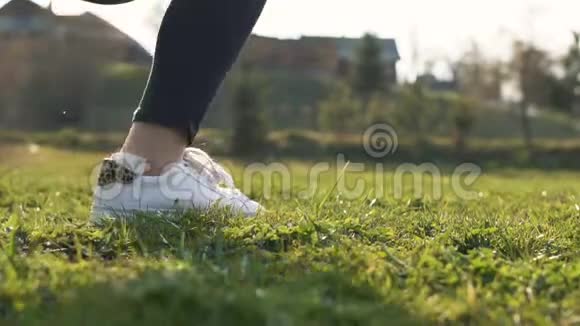 跑脚草地日落公园运动鞋户外活动场视频的预览图