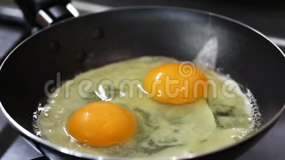 2个鸡蛋在热煎锅上煎视频的预览图