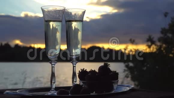 日落时一杯香槟视频的预览图