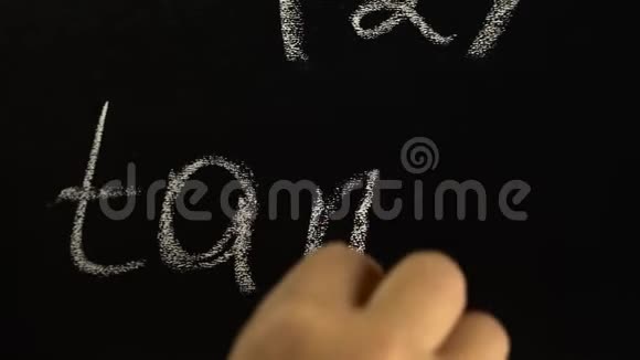 用粉笔手写黑板上的代数公式关门视频的预览图