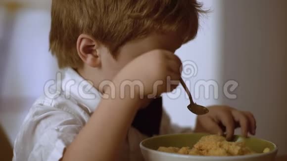 快乐的男孩自己吃粥视频的预览图