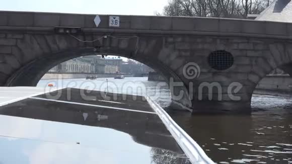 这艘汽船从洗衣房桥拱下驶过视频的预览图