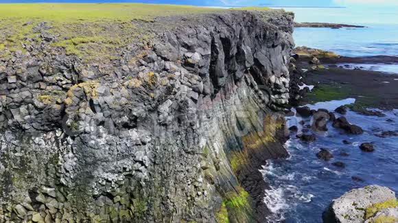 大西洋海岸线上美丽的玄武岩柱悬崖景观视频的预览图