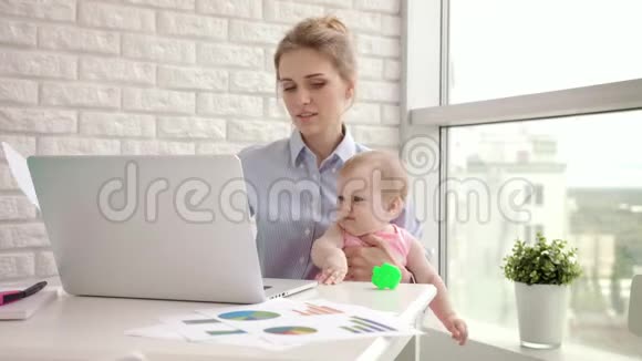 有孩子的女人不集中在工作上商业母亲寻找文件视频的预览图