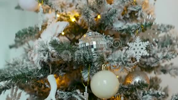圣诞夜的圣诞树上有闪烁的花环视频的预览图