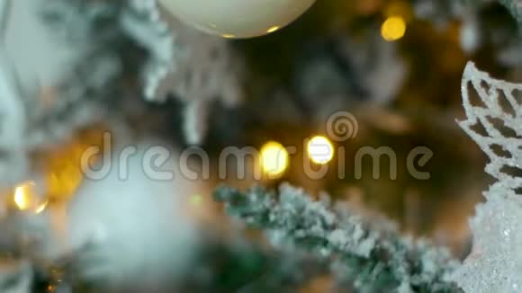 圣诞夜的圣诞树上有闪烁的花环视频的预览图