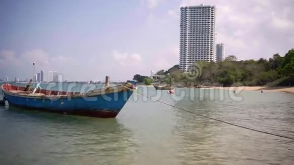 传统的泰国木船在海面上摇摆泰国帕塔亚4k视频的预览图