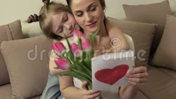 女儿在母亲节祝福妈妈视频的预览图