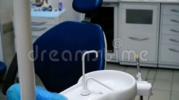 牙医办公室牙科设备动作缓慢扶手椅和台灯照相机移动视频的预览图