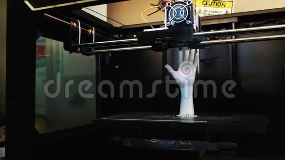 3D打印机在工作时D打印机打印人的手3D打印机打印更白的人的手手视频的预览图