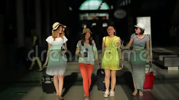 带行李的女旅客微笑着在机场暑假旅游概念视频的预览图