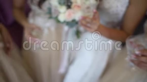 婚礼上的伴娘女孩们拿着一杯香槟花的背景视频的预览图