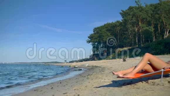 女孩在海滩上打太阳战视频的预览图