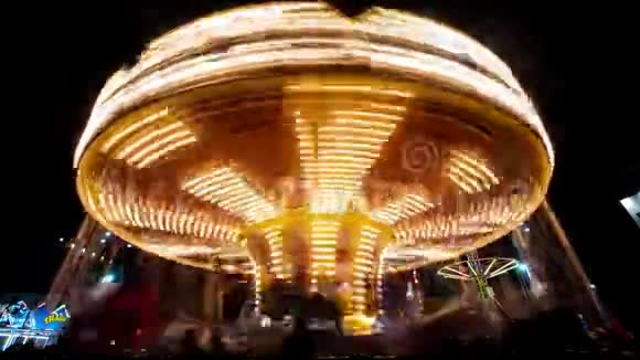 晚上旋转木马游乐园旋转木马与美丽的彩绘木马视频的预览图