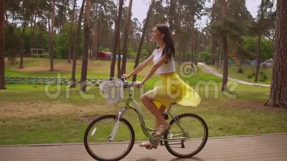 夏天骑自行车的女孩视频的预览图