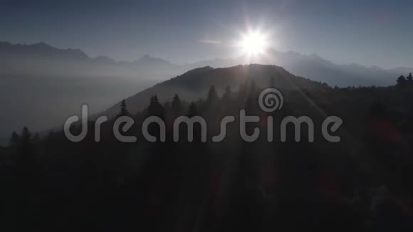 日出时背光飞过山林无人驾驶飞机视频的预览图
