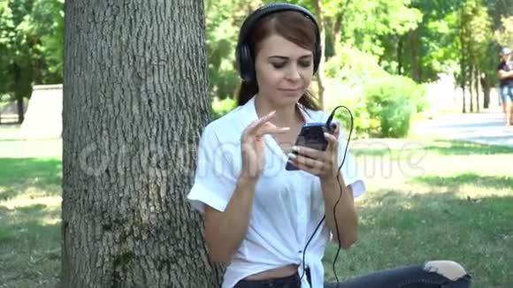 公园里听音乐的小女孩视频的预览图