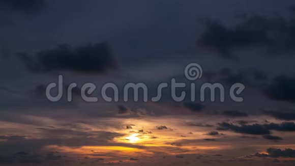 日落或日出背景下云在天空中移动的视频视频的预览图