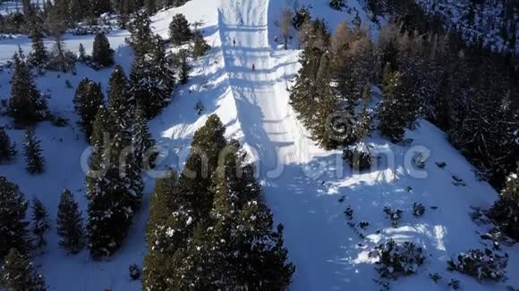 高塔特拉斯山滑雪坡空中全景视频的预览图