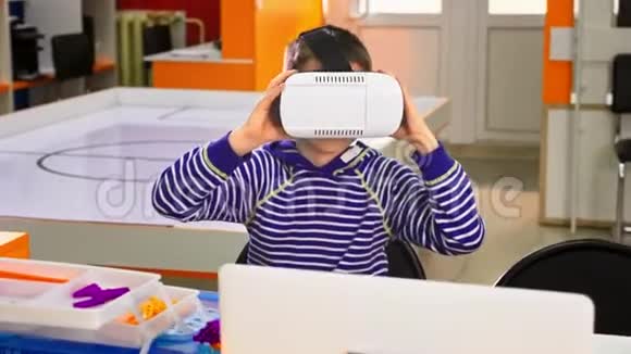 儿童体验虚拟现实惊讶的小男孩看着VR眼镜视频的预览图