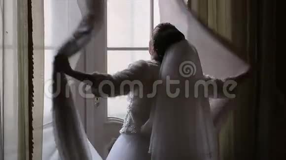 新娘打开窗帘视频的预览图