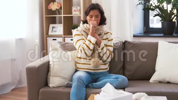 戴围巾的不开心的女人在家咳嗽视频的预览图