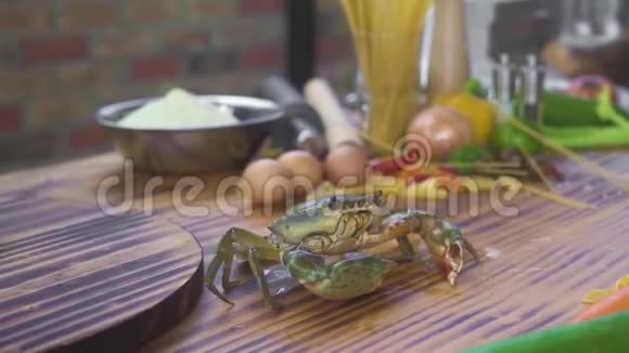 海蟹一边在海鲜餐厅的餐桌上爬行一边烹饪食物厨师带海蟹做海鲜视频的预览图