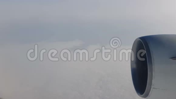 在云层上空飞行时从飞机窗口看到的景色视频的预览图