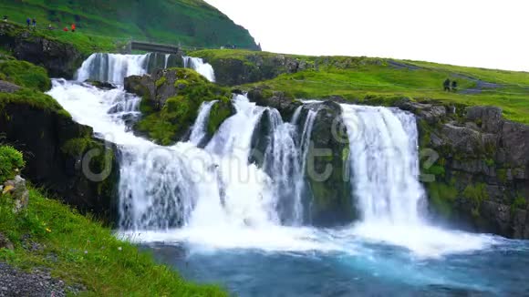 在Grundarfjordur村的Kirkjufellsa河欣赏美丽的Kirkjufellsfoss视频的预览图