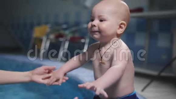 教宝宝在游泳池游泳妈妈教她的孩子游泳视频的预览图