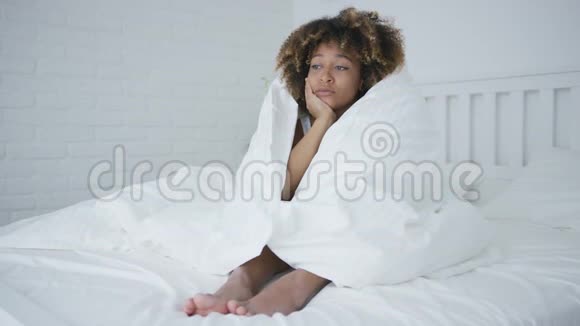 悲伤的女人裹在毯子里视频的预览图