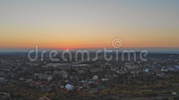 城市居住区日落时空中乌日霍罗德乌克兰小镇的城市景观房屋视频的预览图