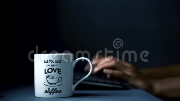 爱喝咖啡的人在键盘上工作视频的预览图