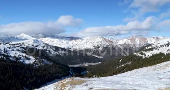 美丽的白雪覆盖山脉洛维兰帕斯科罗拉多州4K视频的预览图